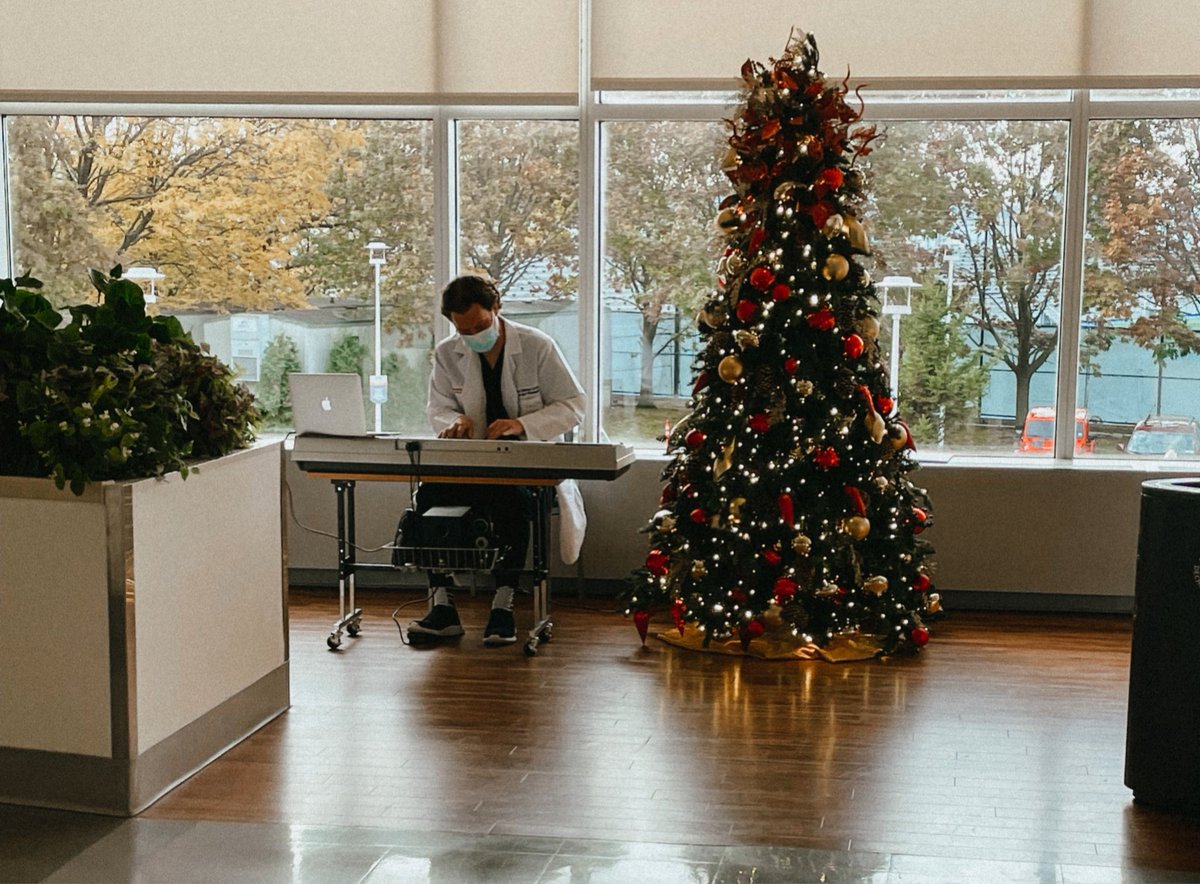 Spoiled with live music this morning at the Allen 2nd floor overlook. 🎹