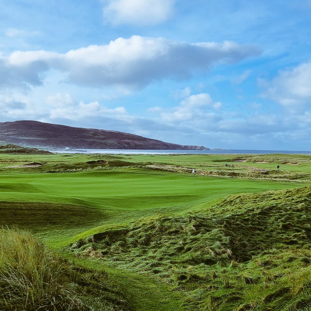Wonderful trip to Islay to play @TheMachrieLinks with <a href="/davidbrown1982/">David Brown</a> and <a href="/irussell1979/">Iain Russell</a> Course is stunning, setting is perfect, fun golf, and some good chat from <a href="/davidjfoley/">David Foley PGA</a> Will be back soon ⛳🏌🏻‍♂️