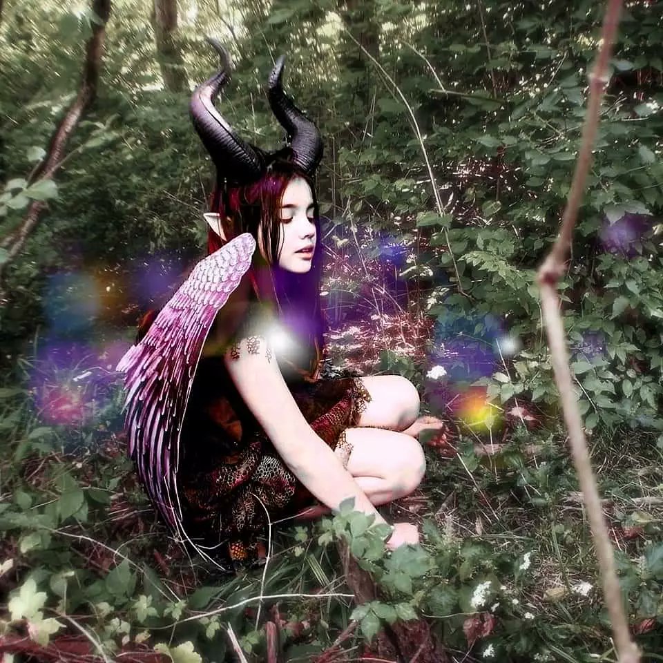 theloopiloosi's tweet photo. "You might take her for a girl, but she was not just any girl. She was a fairy. There you go. And her name was Maleficent."
#Maleficent #brothersews #youngMaleficent #disney #disneyvillain #villain #villainous #cosplay #sewingismysuperpower
https://t.co/BRD9z8iowk https://t.co/6bhELqDRPb