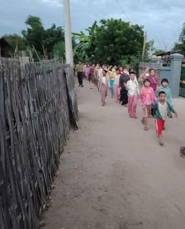 In Ye Kyi Pwint Village, Yin Mar Pin Township, people staged an evening strike against the Fascist army on 15 November.
#WhatsHappeningInMyanmar 
#Nov15Coup 
#MyanmarMilitaryTerrorists 
#OurGovernmentNUG 
#Myanmar 
#AcceptNUG_RejectMilitary