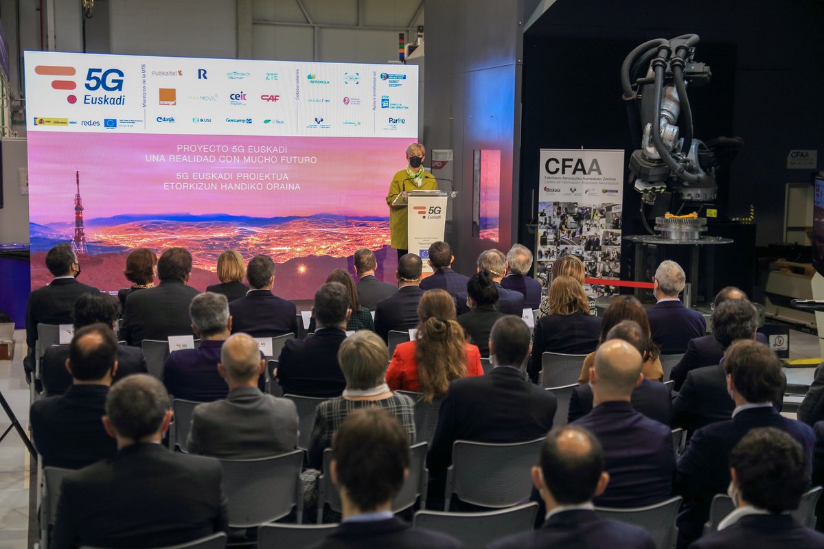 arantxa_tapia's tweet photo. 🏭📶 En el @Gob_EUS nos hemos marcado el objetivo de introducir cobertura 5G en el 50% de los polígonos industriales para el año 2025.

Por este motivo, necesitamos acelerar iniciativas colaborativas como la de #5GEuskadi que hemos conocido hoy. Aurrera!

#EkonomiarenGarapena https://t.co/vn7VY0uIMH