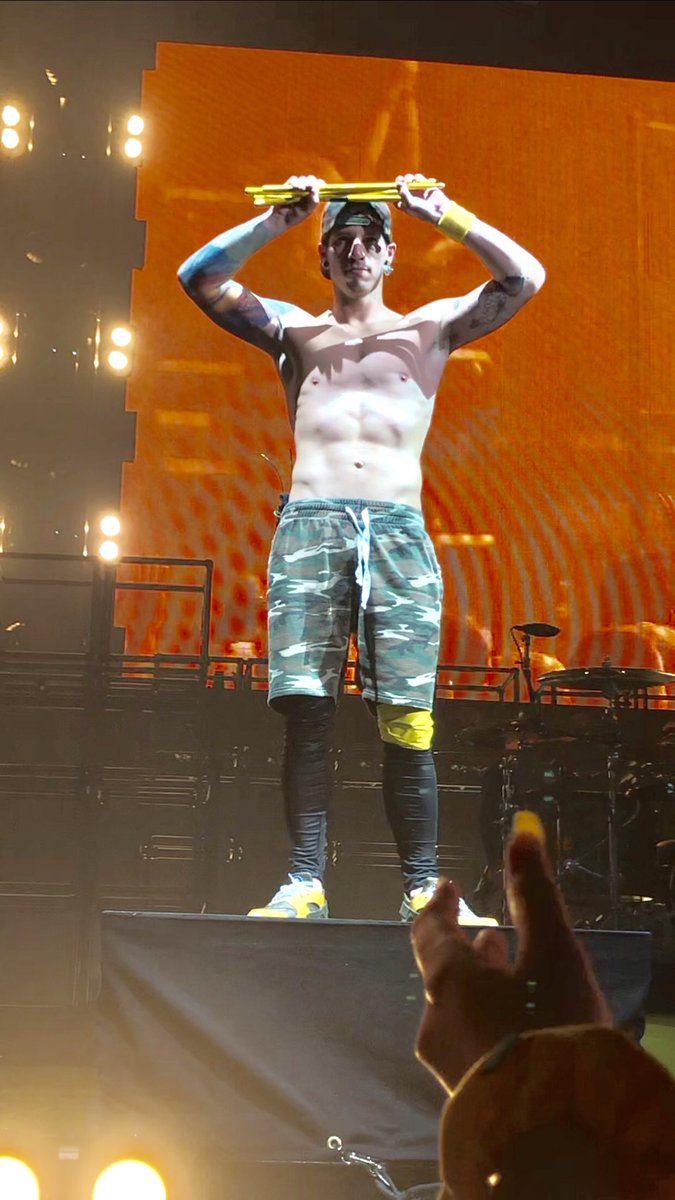dunwithowell's tweet photo. josh dun looking @ me
2019 vs 2021 https://t.co/x4LmM727nd