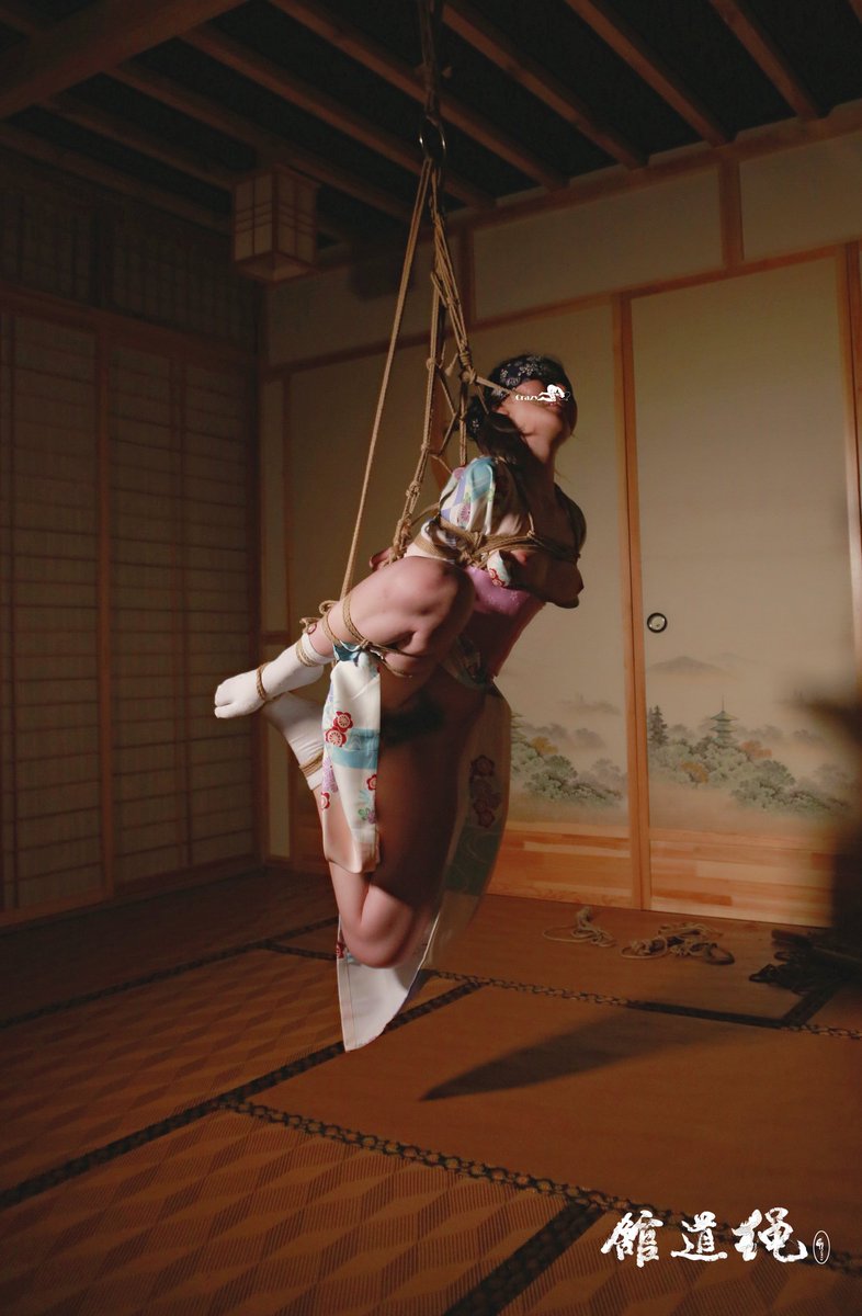柔嫩的身躯被这样蜷曲吊了起来，只能下体开张的任人蹂躏，兴奋和羞辱应该会袭击她的大脑吧。
#bdsm #绳道馆作品 #摄影 #捆绑 #调教 #人体艺术 https://t.co/lVhGmIMmCV