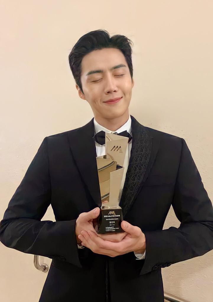gongjinpeople22's tweet photo. THIS IS INSANEE😭😭😭😭
#KimSeonHoAAAPopularActor 
#KimSeonHo #김선호 #キムソンホ https://t.co/dRlOHm0Vo0
