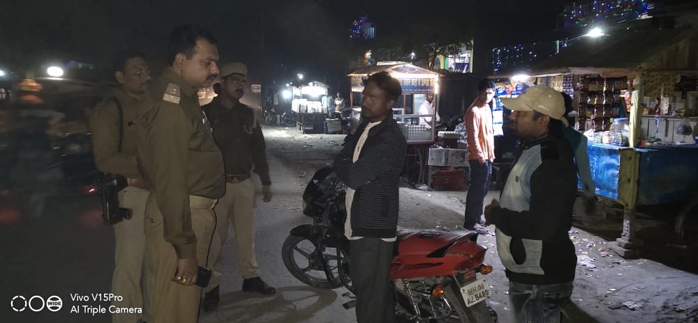 maharajganjpol's tweet photo. पुलिस अधीक्षक महराजगंज श्री प्रदीप गुप्ता के निर्देशानुसार जनपद के समस्त CO's/SHO's/SO's व चौकी प्रभारियों द्वारा शांति,अपराध नियंत्रण व कानून व्यवस्था बनाए रखने हेतु अपने-अपने थाना क्षेत्र में पैदल गश्त कर संदिग्ध व्यक्तियों/वाहनों की चेकिंग की जा रही है। https://t.co/2IBjBUn6s1
