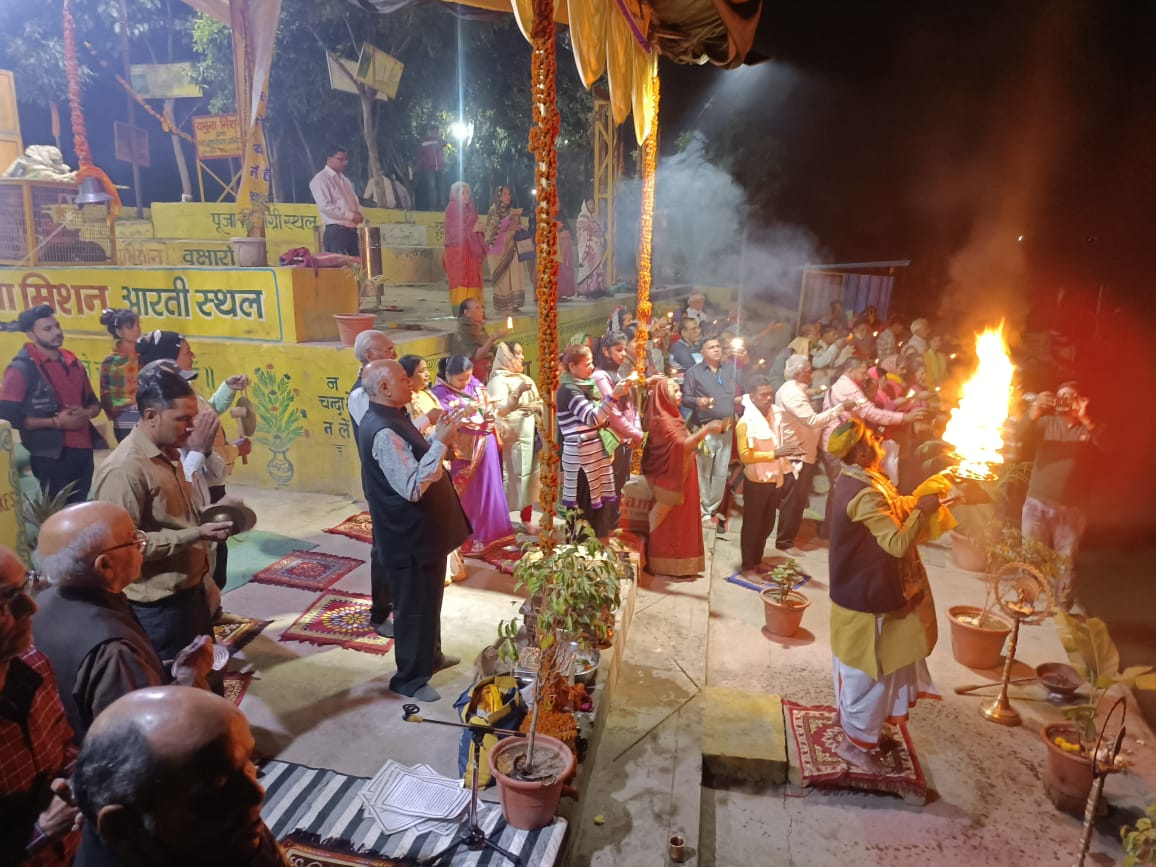 YamunaMission's tweet photo. आज के पावन पर्व पर पुण्य तीर्थ गऊघाट (बृज मथुरा पुरी) माँ श्रीयमुना जी की संध्या आरती दर्शन 🙏🙏  #aarti #GauGhat #Mathura #YamunaMission https://t.co/HcSg3zEvpd