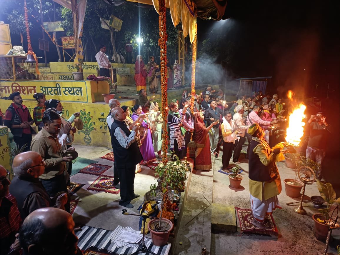 YamunaMission's tweet photo. आज के पावन पर्व पर पुण्य तीर्थ गऊघाट (बृज मथुरा पुरी) माँ श्रीयमुना जी की संध्या आरती दर्शन 🙏🙏  #aarti #GauGhat #Mathura #YamunaMission https://t.co/HcSg3zEvpd