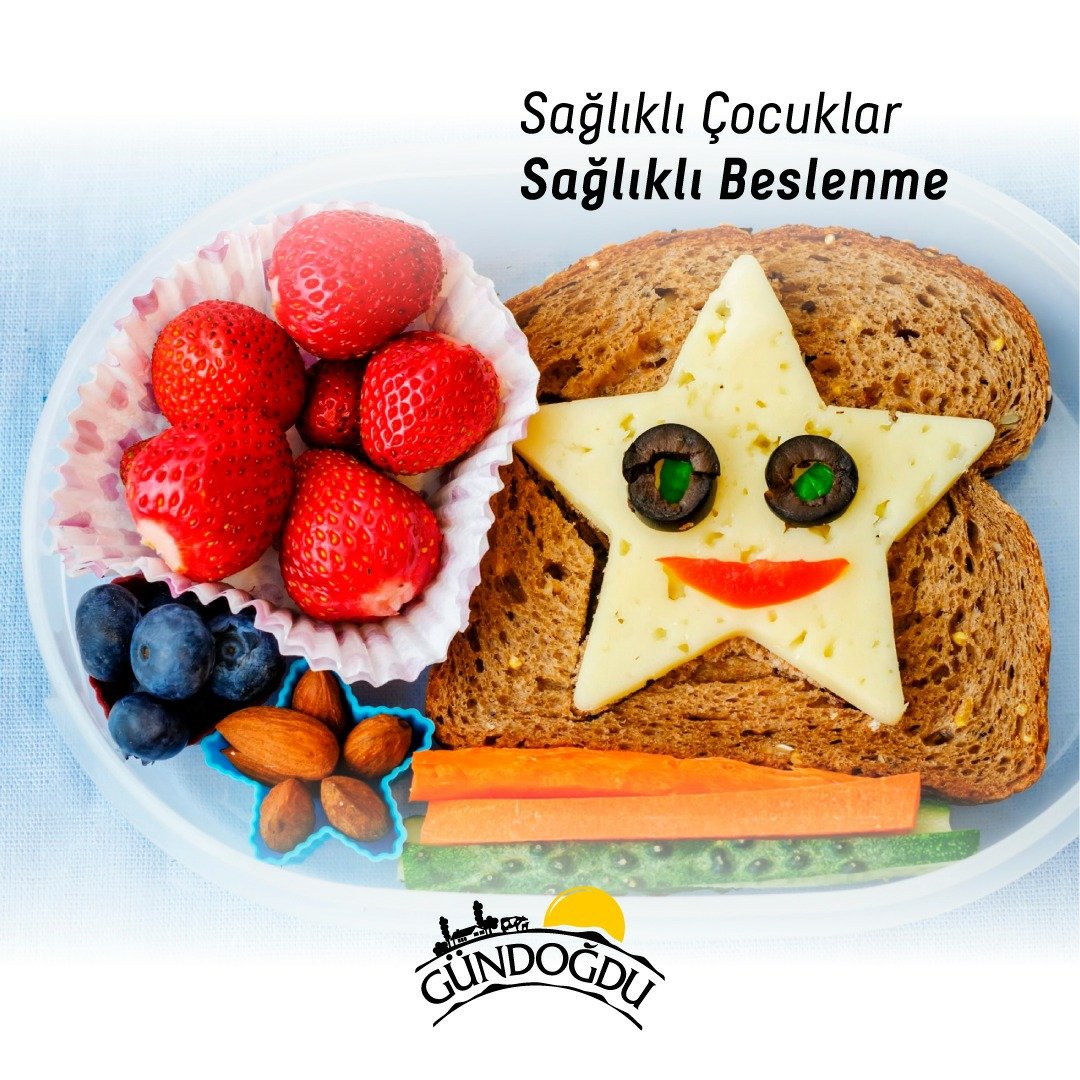 Okul çağı çocuklarında gün içinde sağlıklı beslenme, hem daha enerjik bir vücut hem de açık bir zihin için son derece önemlidir. 👍🏻🤸Çocuğunuzun beslenme çantasına koyacağınız su, süt ürünleri ve meyve suyu gün içinde tüketmesi gereken besinleri almasına yardımcı olacaktır.💛👌🏻