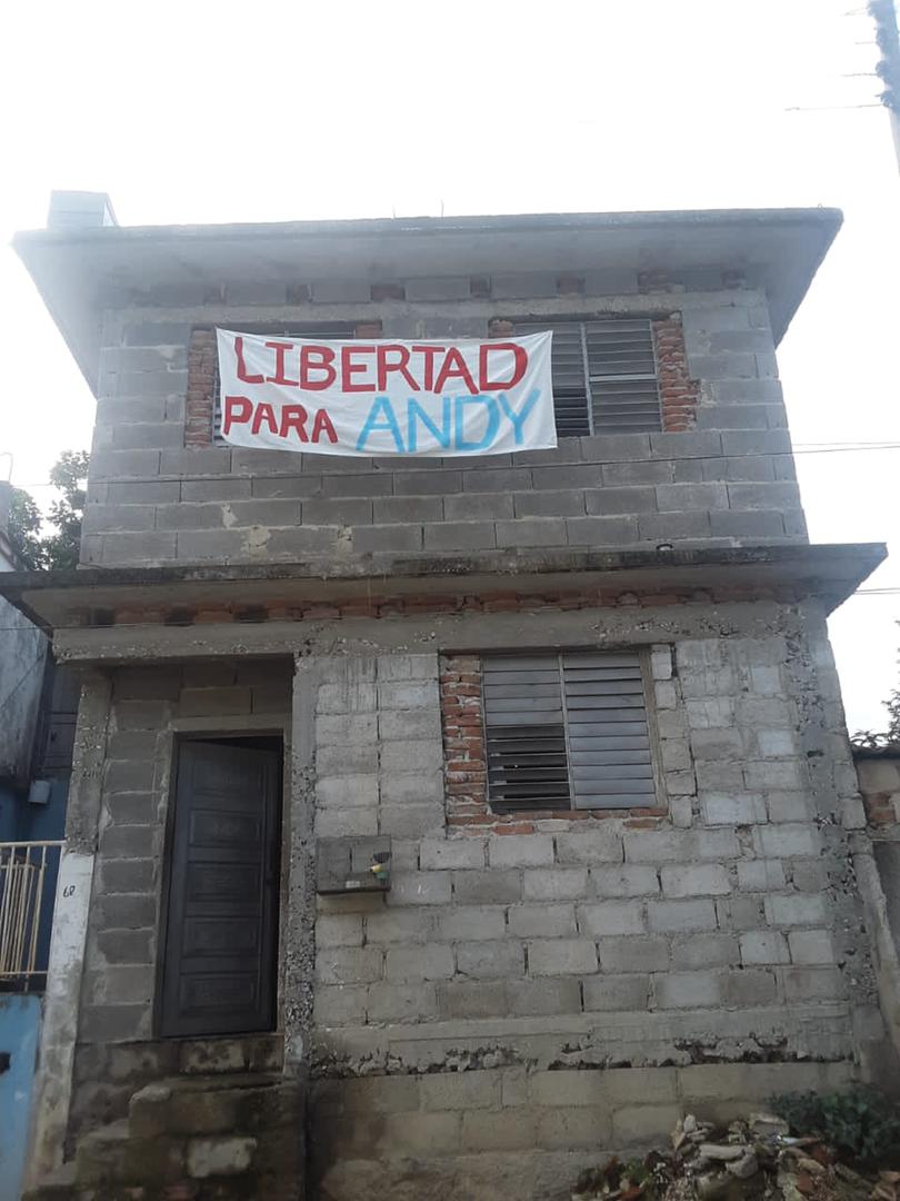 MarioJPenton's tweet photo. #Urgente #15NCuba Se acaban de llevar preso también a Pedro López, suegro de Roxana García Lorenzo. Roxana y su familia se han unido a esta causa exigiendo la libertad de su hermano Andy García Lorenzo, condenado a 7 años de prisión por salir a manifestarse el 11J. https://t.co/gJ1eYDvk7r