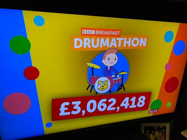 DRUMFACES ASSEMBLE!
@OwainWynEvans leading the drumming massive to glory!
Cant quite believe this happened!
@BBCCiN 
#Drumathon