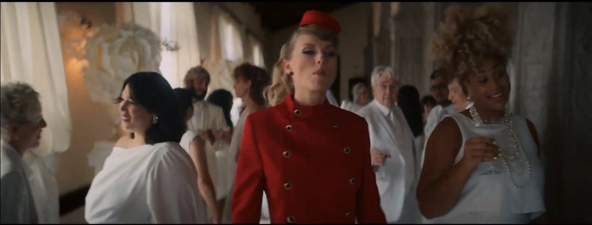 tracklist's tweet photo. 🚨 SAIU! Impecável e deslumbrante, Taylor Swift acaba de lançar o clipe de “I Bet You Think About Me”, faixa presente no #RedTaylorsVersion. O clipe foi dirigido pela atriz Blake Lively e conta com a participação do ator Miles Teller!🧣

ASSISTA: https://t.co/1vhh5f6i3P https://t.co/TMg0oMVxCG