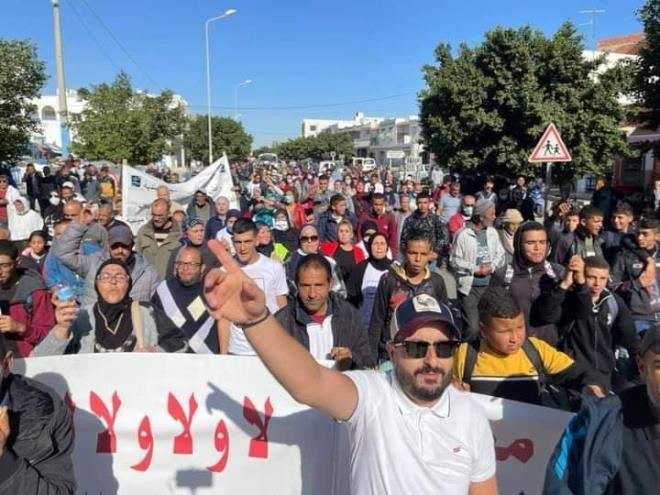 TapNewsAgency's tweet photo. #Tunisia: citizens in #Mahres, #Sfax governorate, on Monday, fully rejected turning the “Zarrouk farm" into an alternative regional landfill, as they staged a peaceful march in the city, joined by civil society activists, unionists and municipal council members. #TAP_En https://t.co/VTd0wCLKhc