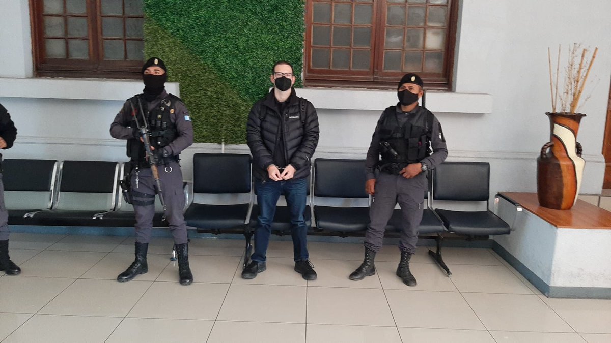Sosegueda2287's tweet photo. #CasoMartinelli Luis Enrique Martinelli es llevado al salón de protocolo de la Fuerza Aérea Guatemalteca para ser sometido a los ultimos requisitos de rigor. Vuelo rumbo a EUA será a las 11:30 a.m. @CanalAntigua https://t.co/NHPCOZ57YB