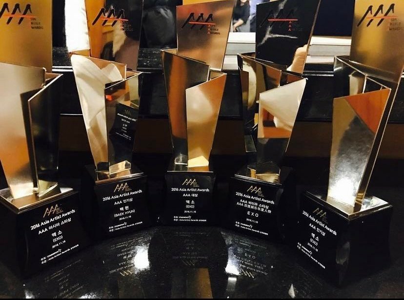 EXOPublicity's tweet photo. EXO IS THE FINAL WINNER OF “AAA POPULARITY AWARD”🎊😍😭Thank u sooo much EXOls who voted with us till the end. We did it once again👏👑 we added one more trophy in EXO's list🏆 @weareoneEXO https://t.co/kvqeQkLU6R
