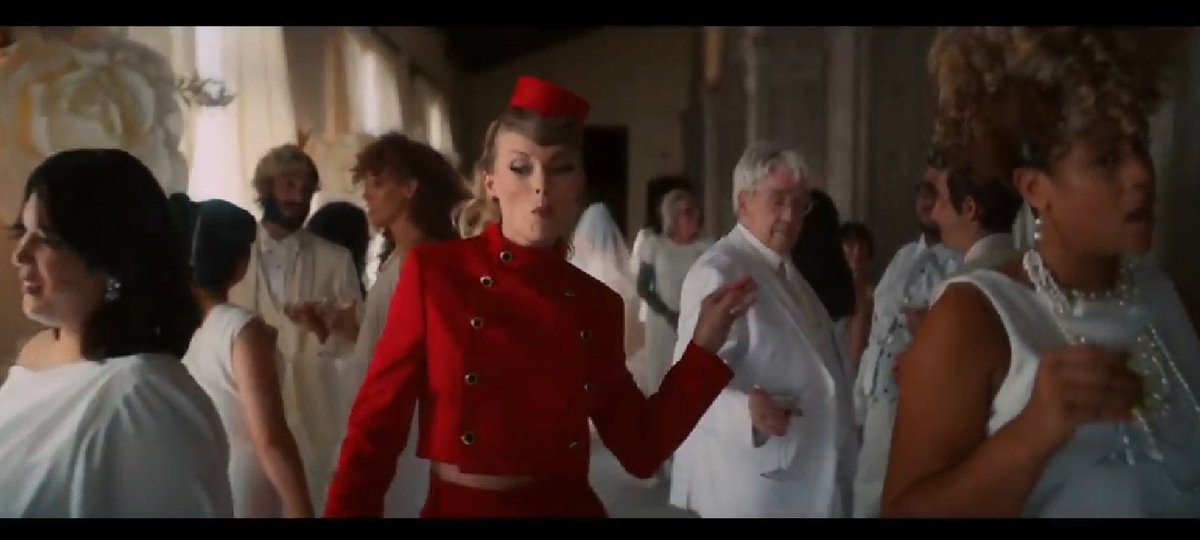 swiftflowar's tweet photo. DIOS COMO AMO QUE ELLA ESTÉ COMPLETAMENTE DE ROJO EN UN LUGAR BLANCO. ASÍ ES COMO RESALTA TAYLOR SWIFT SIEMPRE SEÑORES #IBetYouThinkAboutMe https://t.co/j5T5YTwbt2