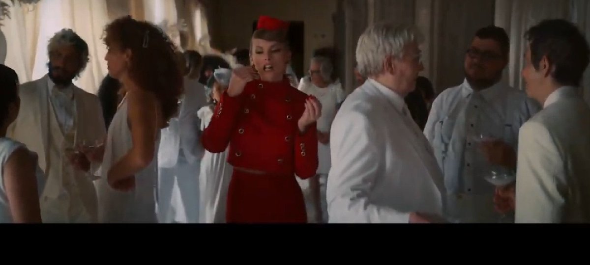 swiftflowar's tweet photo. DIOS COMO AMO QUE ELLA ESTÉ COMPLETAMENTE DE ROJO EN UN LUGAR BLANCO. ASÍ ES COMO RESALTA TAYLOR SWIFT SIEMPRE SEÑORES #IBetYouThinkAboutMe https://t.co/j5T5YTwbt2