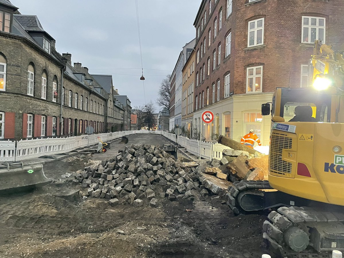 Henrik Schødts (@henrikschoedts) on Twitter photo Gravrøveri eller bæredygtighed?! Brosten fra Gernersgade i <a href="/nyboder/">Nyboder-Info</a> graves op og flyttes til X? Hvor mon de beslutninger træffes…<a href="/koebenhavner/">Københavns Kommune</a> <a href="/Bygningsarv/">Bygningsarv</a> @bygningskultur Gravrøveri eller bæredygtighed?! Brosten fra Gernersgade i <a href="/nyboder/">Nyboder-Info</a> graves op og flyttes til X? Hvor mon de beslutninger træffes…<a href="/koebenhavner/">Københavns Kommune</a> <a href="/Bygningsarv/">Bygningsarv</a> @bygningskultur