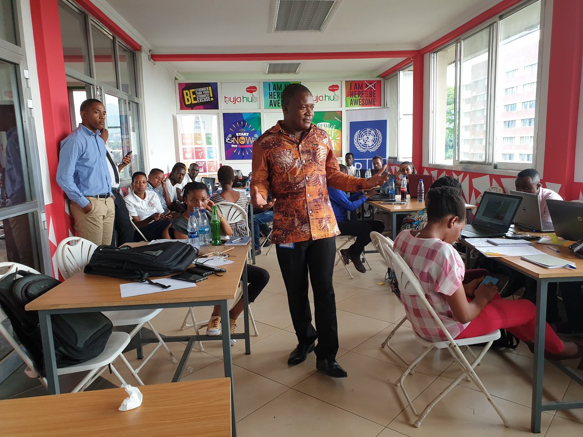 BujaHub's tweet photo. "Il ne faut jamais arrêter de rêver et surtout il faut rêver étant débout" a dit  @PMukanya aux entrepreneurs préselectionnés pour l'#innovationweek  comme mot d'encouragement. 

@PNUDBurundi 
@mincotim 
@MESRS4 
#Burundi
#BujaHub
#bujainnovationweek https://t.co/Avgc5lhDjw