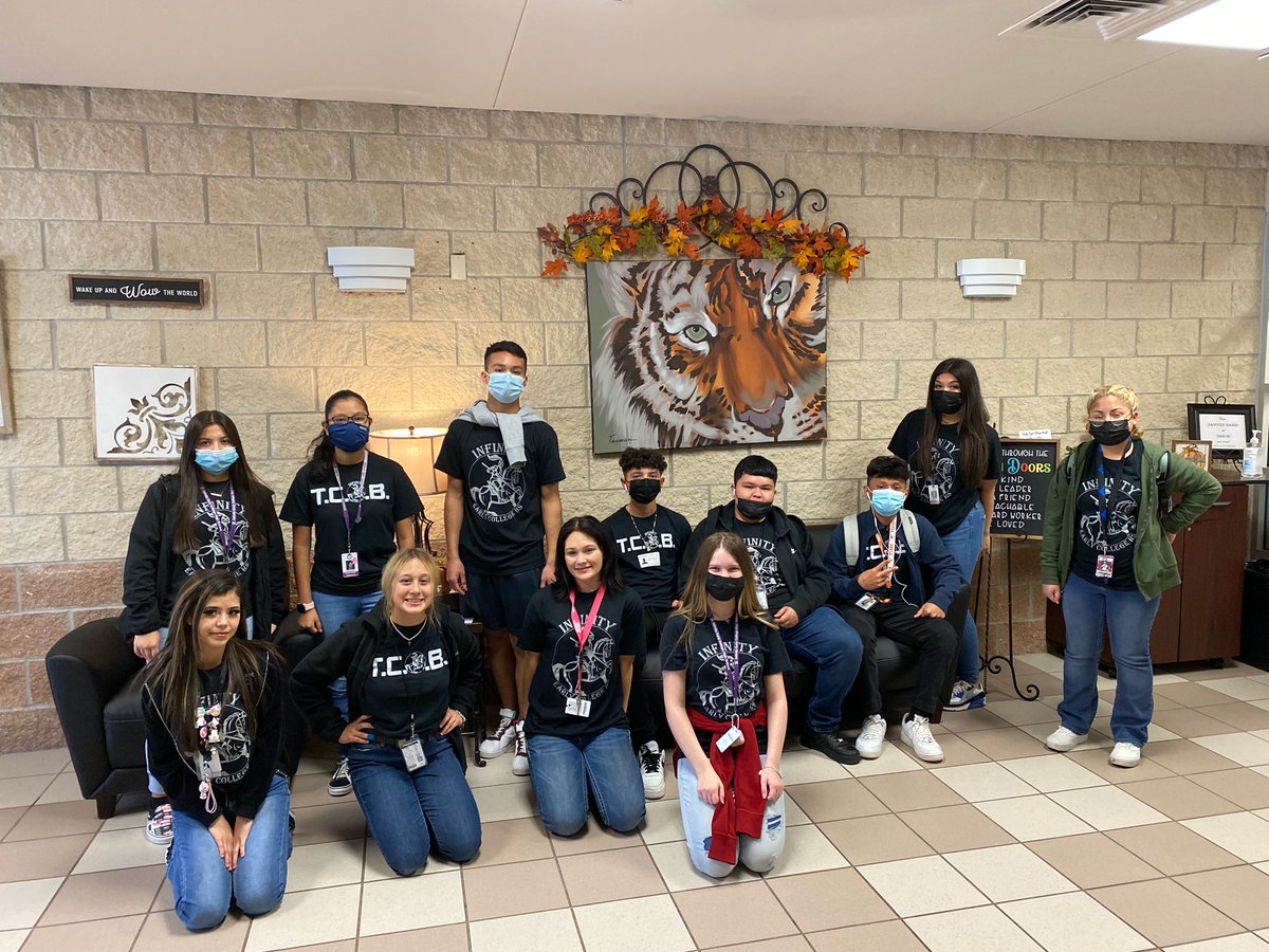 InfinityECHS's tweet photo. More pictures from last week's service learning day. This group visited Sorter's Mill Elementary and helped out in classrooms. #TCOB #servicelearningday #GoKnights @newcaneyisd https://t.co/H7O3pDtkCJ