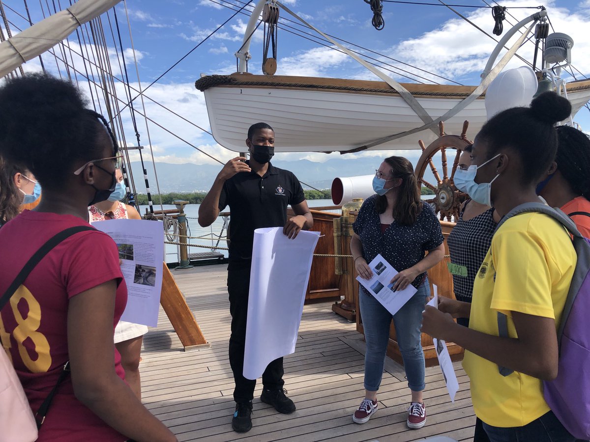Graduate students in field course on Oceans, Climate and Society discuss long-term sea level rise and storm surge drivers and adapting strategies with high school students from Kingston, Jamaica. Two way learning across cultures, experiences and interests! #SDG313