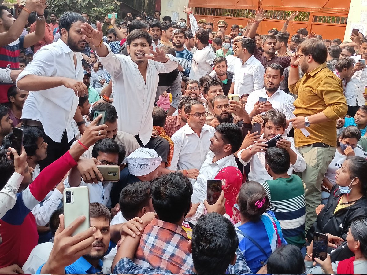 शिक्षकभर्ती मुद्दा पर समस्त साथियों के साथ प्रयागराज के PNP और बैंकरोड को जाम करके अपनी आवाज को उठाया गया और अगर 28नवंबर तक सरकार ने हमारी बात नहीं मानी तो एक बड़ा आह्वान लखनऊ मे होगा ||
@rajatsingh2017 <a href="/AjayLalluINC/">Ajay Kumar Lallu</a> <a href="/yadavakhilesh/">Akhilesh Yadav</a> <a href="/digvijaysinghd9/">Digvijay Singh “Dev”</a>
