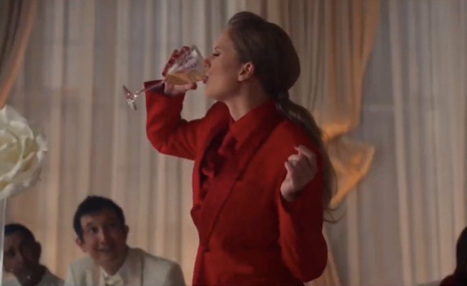 SwiftNYC's tweet photo. @taylorswift13 @blakelively THIS VIDEO IS BRILLIANT FOR THE MEMES WE WERE GIVEN, THANK YOU. https://t.co/91EovJvIDh