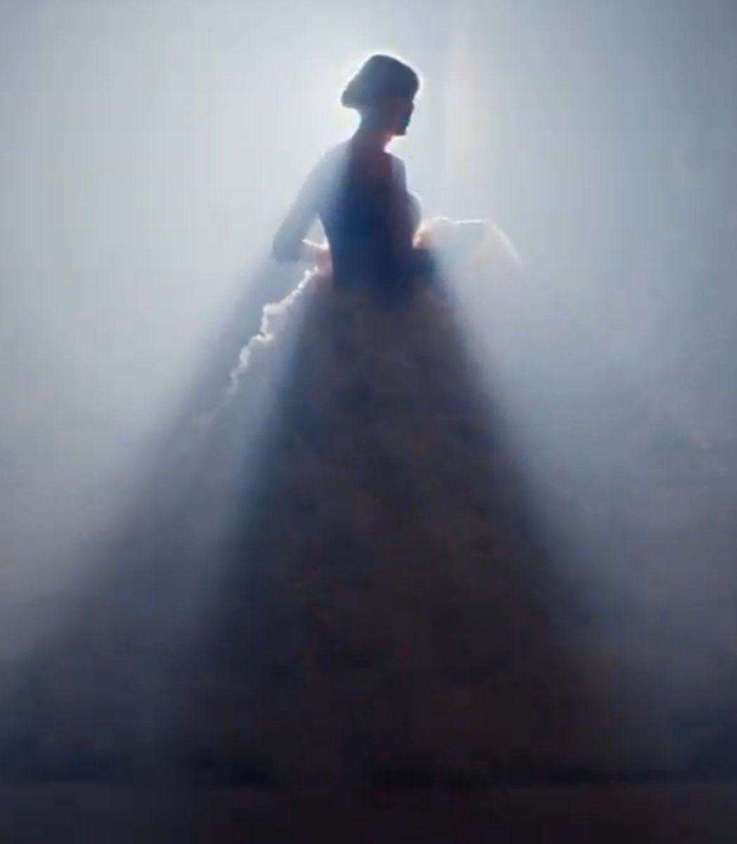 TheSwiftSociety's tweet photo. 🎞️| The way the dress turns red ❤️ https://t.co/1nSrXDwMXy