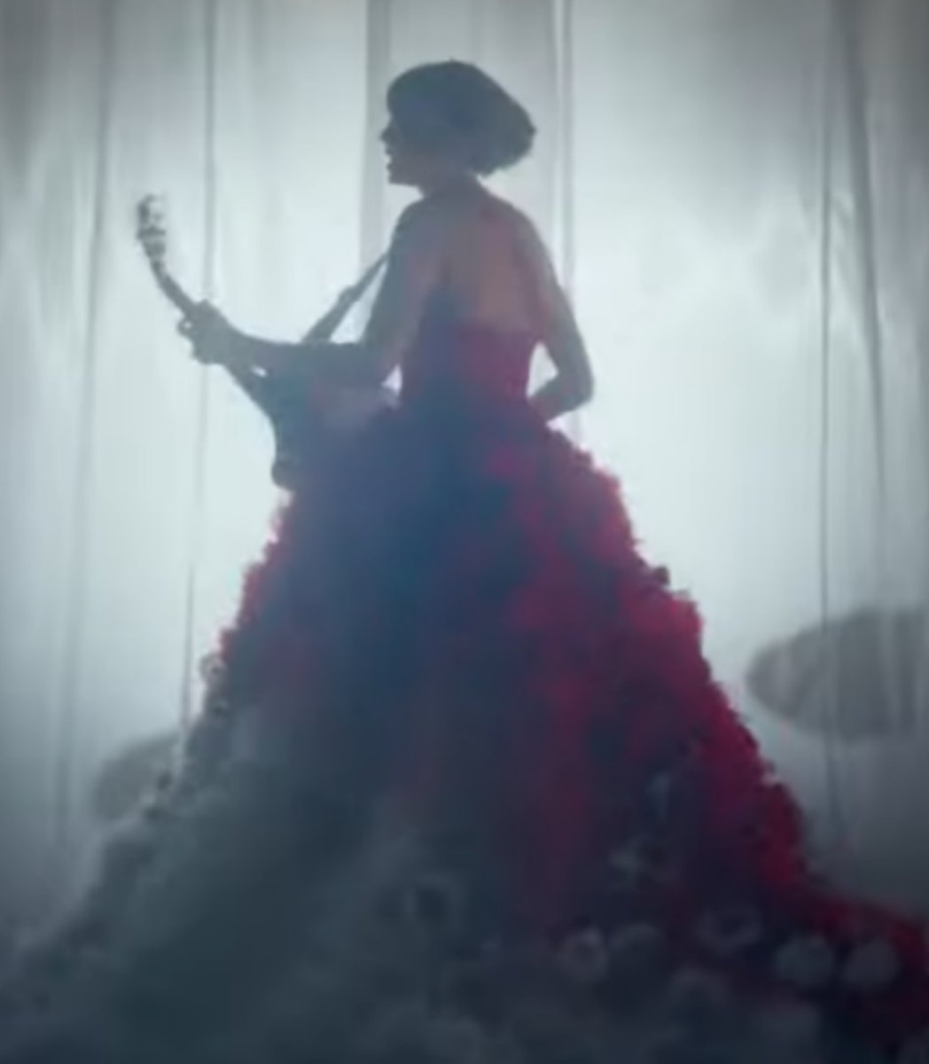 TheSwiftSociety's tweet photo. 🎞️| The way the dress turns red ❤️ https://t.co/1nSrXDwMXy