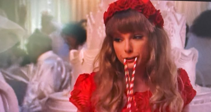 rumorzfrominez's tweet photo. @taylorswift13 @blakelively Dear @blakelively , thank you. All these looks are 13/13. ❤️‍🔥 #IBetYouThinkAboutMe https://t.co/z4RDXyZCzD