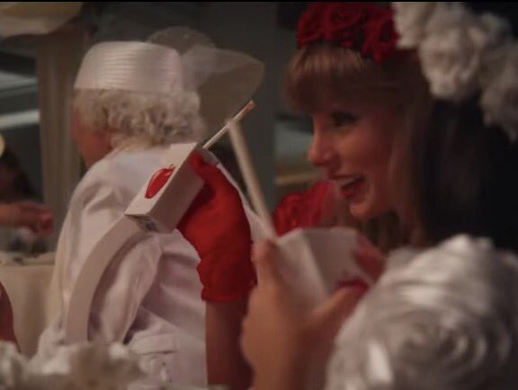 CorneliaDynasty's tweet image. she’s drinking apple juice… AS IN THE BLANK SPACE APPLE??? #IBetYouThinkAboutMe