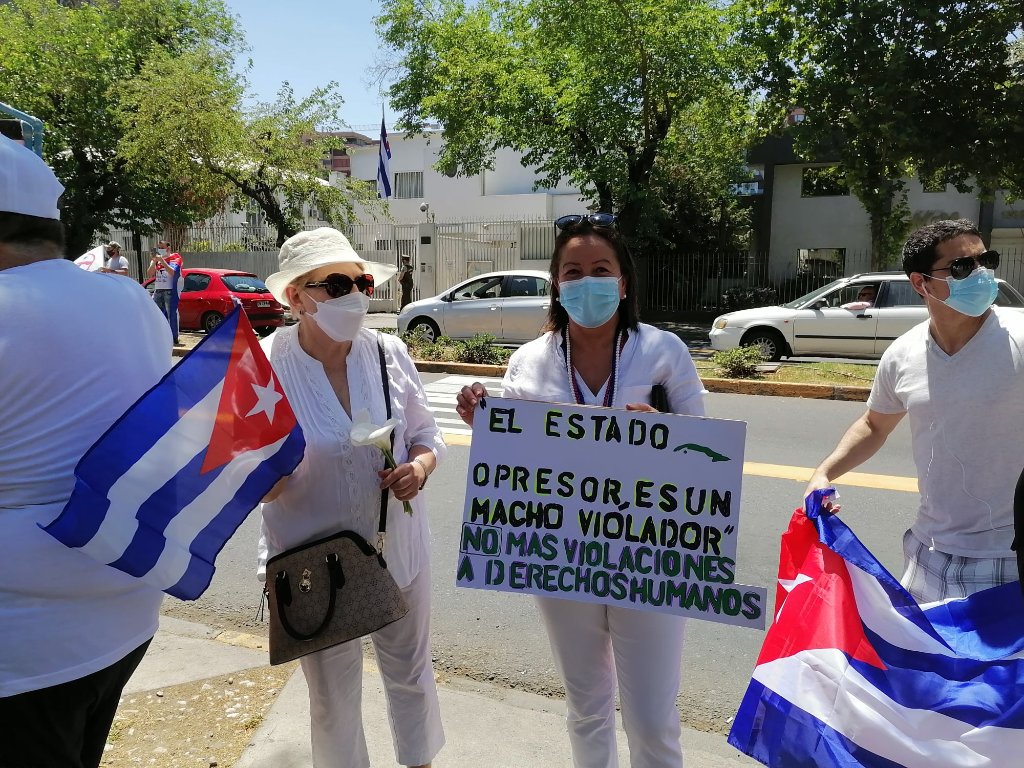 eltoquecom's tweet photo. Desde Santiago de Chile nos llegan estas imágenes donde decenas de cubanos se manifestaron en favor de la marcha convocada por @ArchipielagoCu para el #15NCuba https://t.co/9FFugVYsT3