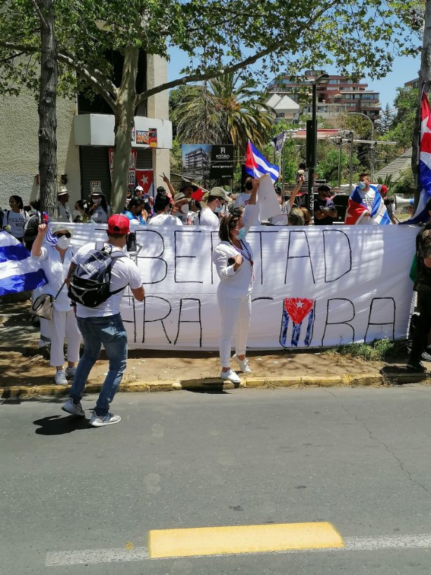 eltoquecom's tweet photo. Desde Santiago de Chile nos llegan estas imágenes donde decenas de cubanos se manifestaron en favor de la marcha convocada por @ArchipielagoCu para el #15NCuba https://t.co/9FFugVYsT3