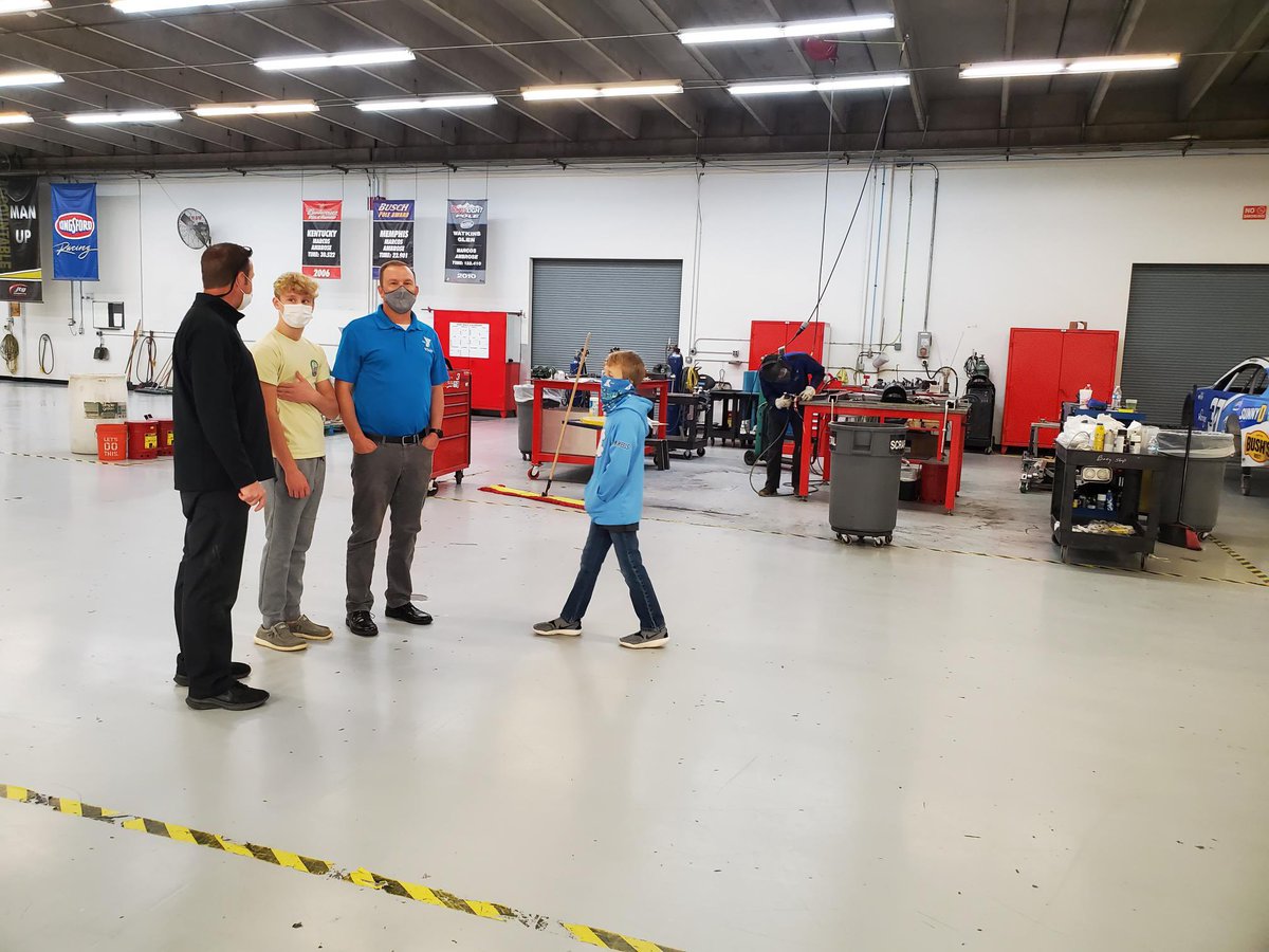 HYAKMotorsports's tweet photo. We asked our Little Hug NFT fire suit winner @brettcroz to drop by our shop for a private tour with our shop foreman Sam Roebuck.
Brett brought his sons Carter and Grant and we had a great time presenting him with the fire suit!
#NASCAR #LittleHug https://t.co/apvtJjlOHU