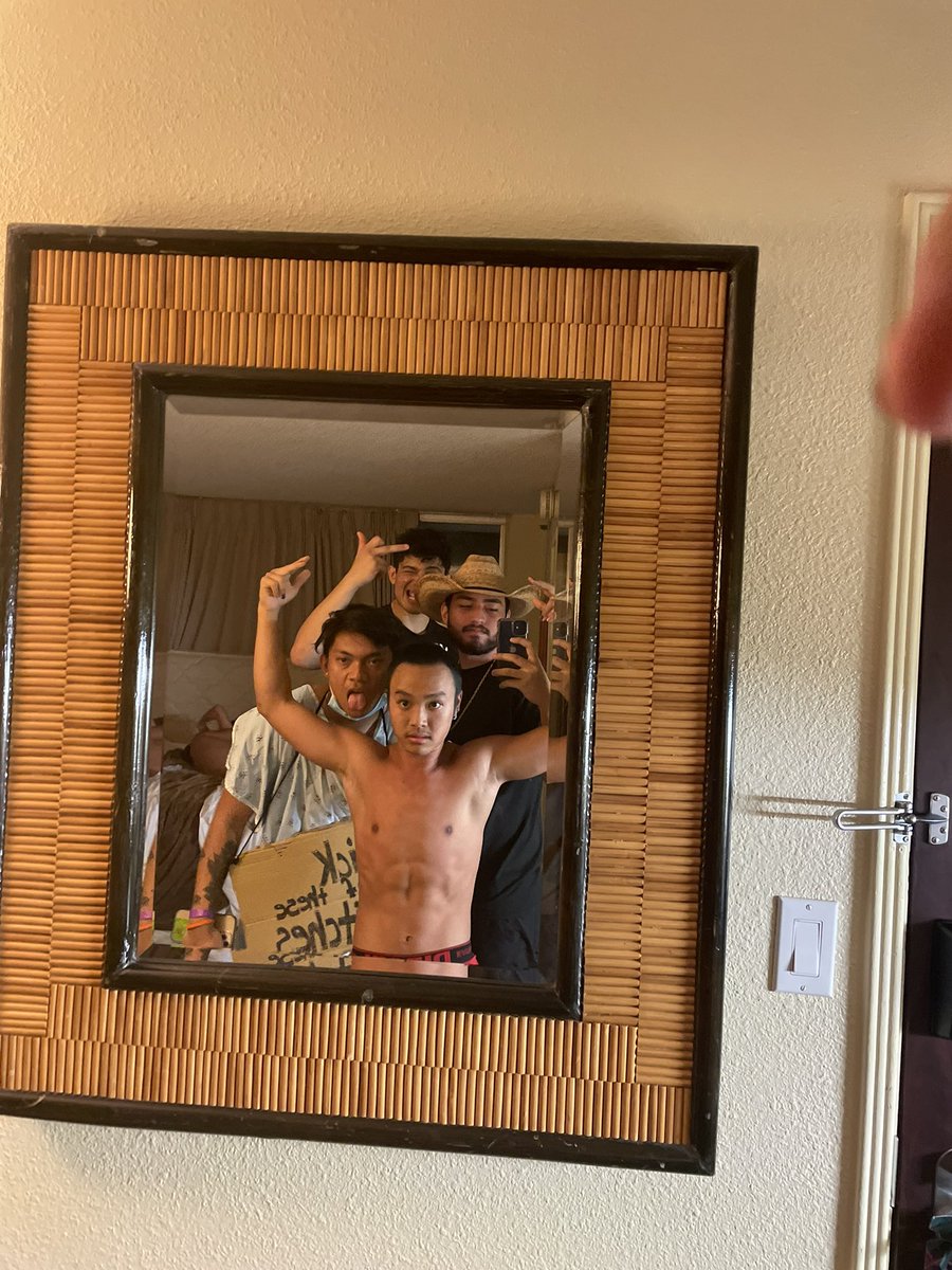 Jays2Wavyy's tweet photo. drunk people 🍻 https://t.co/glPzS8Jpy7