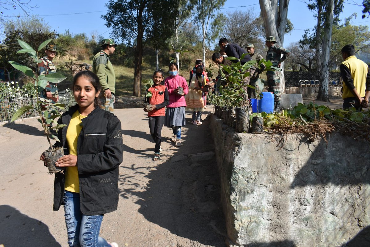 prodefencejammu's tweet photo. #AzadiKaAmritMahotsav
#IndianArmy in coord with
@jk_forests org mega #AfforestationDrive aimed to plant one lakh trees along villages near #LoC in #Krishnaghati, distt Poonch. Locals motivated for conservation of forests & combat #GlobalWarming.
@SpokespersonMoD @diprjk @adgpi https://t.co/uzD12wv6jA