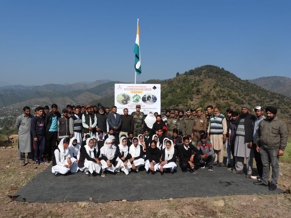 prodefencejammu's tweet photo. #AzadiKaAmritMahotsav
#IndianArmy in coord with
@jk_forests org mega #AfforestationDrive aimed to plant one lakh trees along villages near #LoC in #Krishnaghati, distt Poonch. Locals motivated for conservation of forests & combat #GlobalWarming.
@SpokespersonMoD @diprjk @adgpi https://t.co/uzD12wv6jA