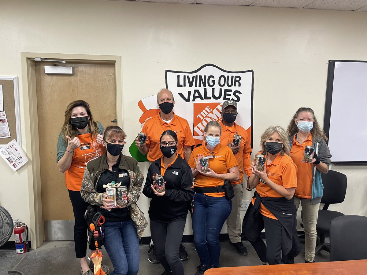 MET6839's tweet photo. Treats from our store manager for Met appreciation! Yay! Thank you Mackenzie. @SchweitzerRoger @Kenzie_Ramos21 https://t.co/LtEVcOCtWm