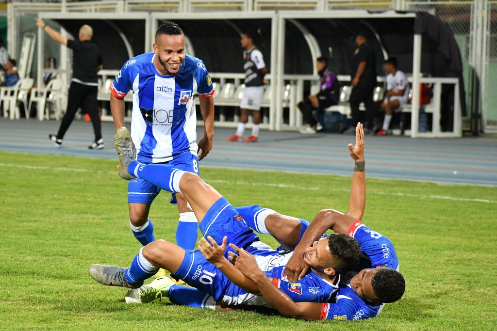 SoyNuevaPrensa's tweet photo. Hermanos Colmenares ganó a Portuguesa FC y  #Metropolitanos sigue líder en el Hexagonal B del #Futve - https://t.co/nGDJDlzKY9

#SoyNuevaPrensa #HermanosColmenares #HexagonalB #PortuguesaFC #Deportes #Fútbol https://t.co/XnnEsPlgzN
