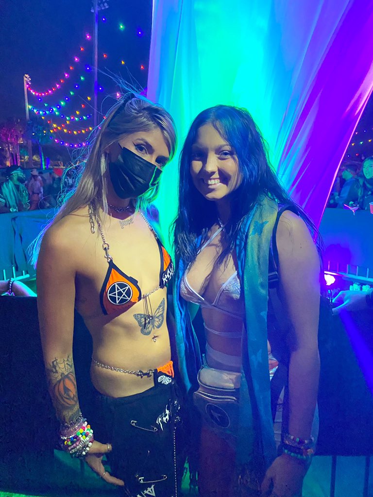 JociRayborn's tweet photo. I will never recover from this ❤️ @luciithealien https://t.co/18KdJbQqiR