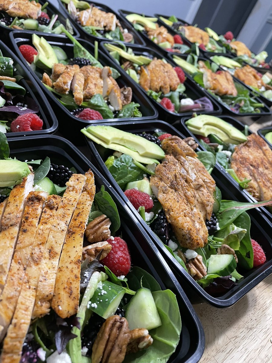 Chef_Romance's tweet photo. #mealprep #chefromancestyle #homemade #chickensalad #foodie #ChattanoogaTN #cheflife Roasted chicken, berries, avocado, feta cheese, cucumbers, and citrus chipotle vinaigrette. https://t.co/cdcKPqnpwB