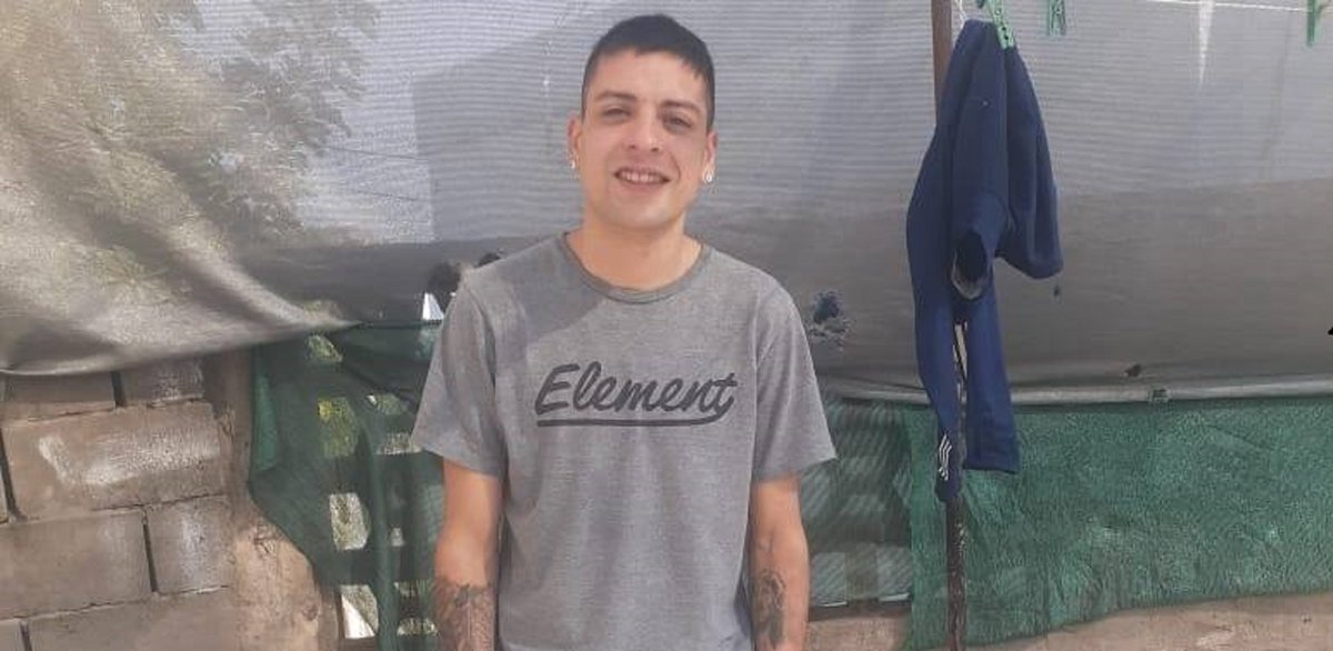 anoche mataron a otro pibe de Bermúdez. Lautaro Aranda. 22 años. Hay una persona detenida. Fue en barrio San Fernando en Baigorria a quien dicen mataron por error. Que las elecciones no tapen estas cosas . Tenía dos hijitos