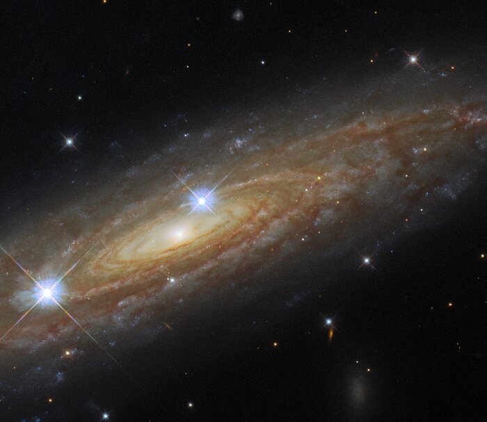 esa_es's tweet photo. El telescopio @HUBBLE_space de la NASA/ESA ha capturado esta imagen de la majestuosa galaxia espiral UGC 11537. Al estar tan cerca del plano de la Vía Láctea, varias estrellas de nuestra propia galaxia se han colado en el primer plano de la imagen

https://t.co/rOAGNm5Jqh https://t.co/fGKZMqNfl7