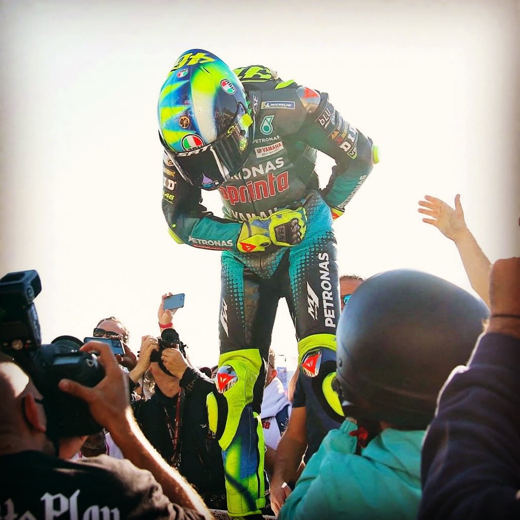 Barbara_Collet's tweet photo. ☀️From my youth to this day, and for a long time🌙 🙌
🟡🟡🟡🟡🟡🟡🟡🟡🟡

#GrazieVale #valentinorossi #46 #valeyellow46 #legend #motogp #thedoctor #vr46 #vr46fans #sunmoom #valentinorossi46 https://t.co/AG74y6VdhH