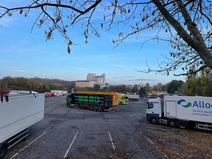 J23LorryPark's tweet photo. Starting to get a few trucks parking up this evening as drivers finish their working day
#truckstop #HGV #hgvparking #hgvdriver #cafe #lorrypark #SNAPaccount #diesel #parking #food #motorway #trucks #shepshed #loughborough #truckparking #Leicestershire #EastMidlands #lorry https://t.co/lrllFUAItK