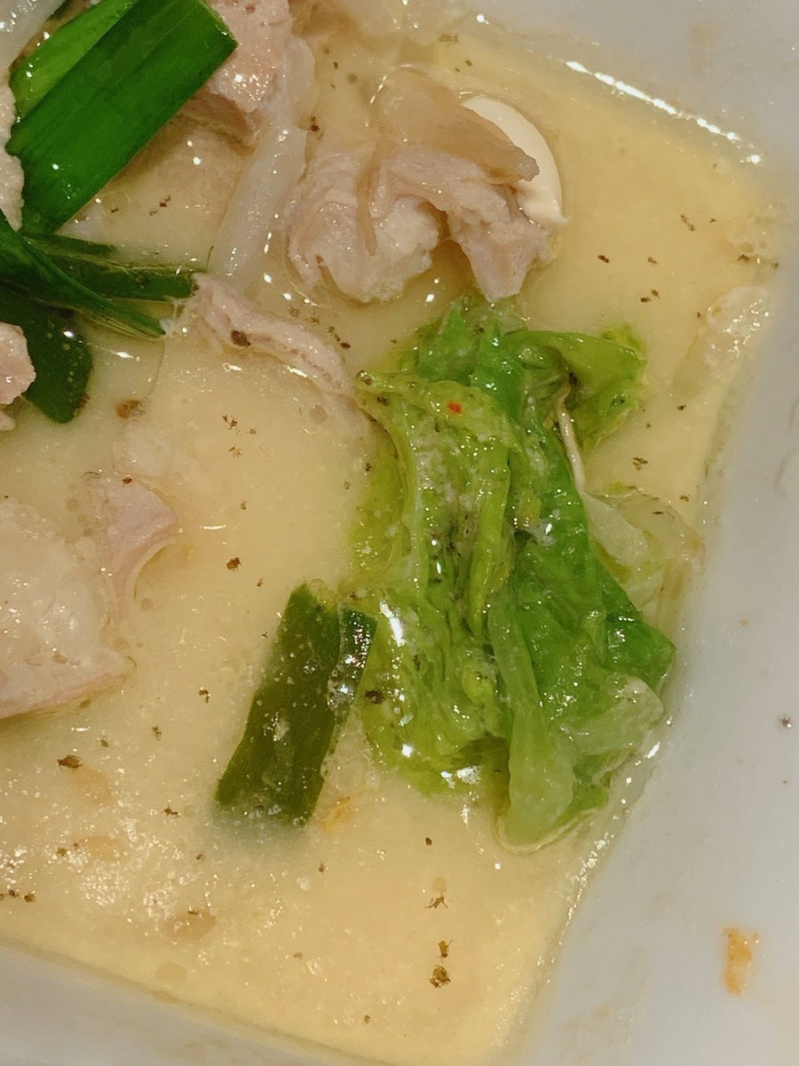 rakugaki_pome's tweet photo. とてもショックな事が起きまして、友人4人で某有名な居酒屋にご飯を食べに行き、モツ鍋を含むたくさんの料理を注文。食べ進めてる途中で友人が気づく…

「ねぇ、この黒いの…全部、虫じゃない？」

まさか〜！ブラックペッパーとかでしょ！と思い見ると紛れもなく全て虫。それも大量の虫。ありえない https://t.co/e1xfby11Dy