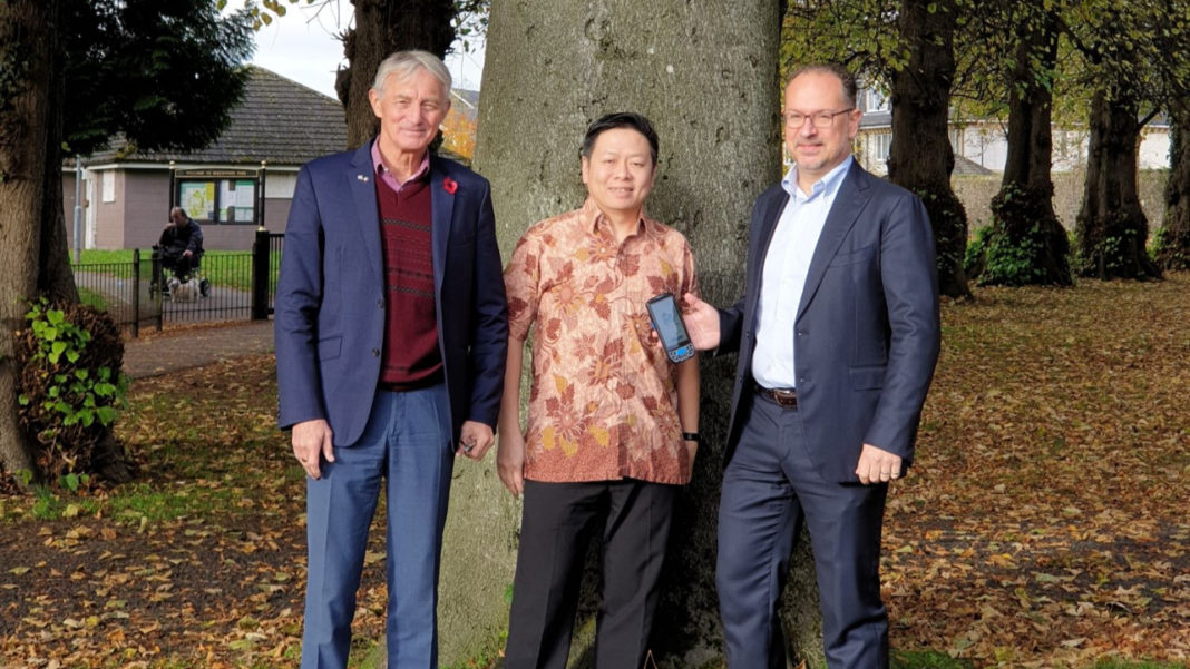 businessmondays's tweet photo. A small tree in #Glasgow signals hope for forests throughout the world, as new carbon accountability platform is revealed at COP26 @NewEnergyMatrix #Environment https://t.co/2we5RTdcMn https://t.co/M8YflmNnd3