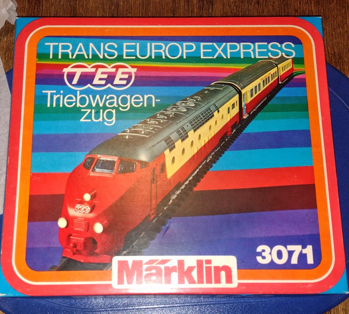 Herr_Filmkorn's tweet photo. New addition #Märklin SBB/NS Ram in 4 piece edition converted to two rail through a specialised workshop.
#maerklin #sbb #1to87 #modelltrain #modelleisenbahn #vintage #TEE #transeuropaexpress https://t.co/tJYjCXagnT