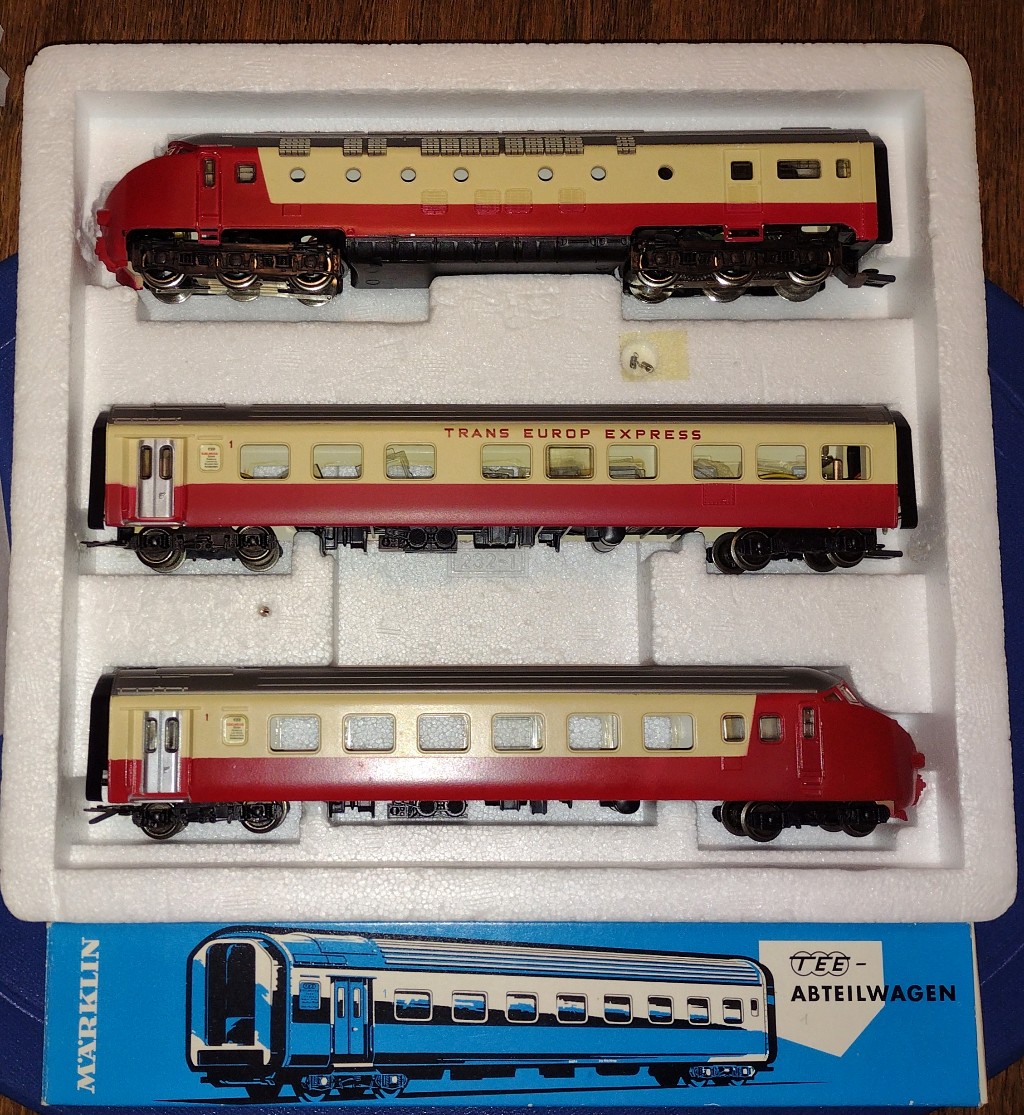 Herr_Filmkorn's tweet photo. New addition #Märklin SBB/NS Ram in 4 piece edition converted to two rail through a specialised workshop.
#maerklin #sbb #1to87 #modelltrain #modelleisenbahn #vintage #TEE #transeuropaexpress https://t.co/tJYjCXagnT