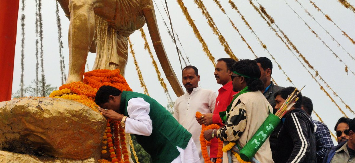 jmm_bokaro's tweet photo. आज भगवान बाबा बिरसा मुंडा जी जयंती के शुभ अवसर पर उनके प्रतिमा पर पुष्प एवं माल्यार्पित कर नमन करते हुए  श्रद्धा सुमन श्रद्धांजलि दिया।
वीर बिरसा अमर रहे।।
@HemantSorenJMM @JmmJharkhand https://t.co/0UpLQ6nKyT
