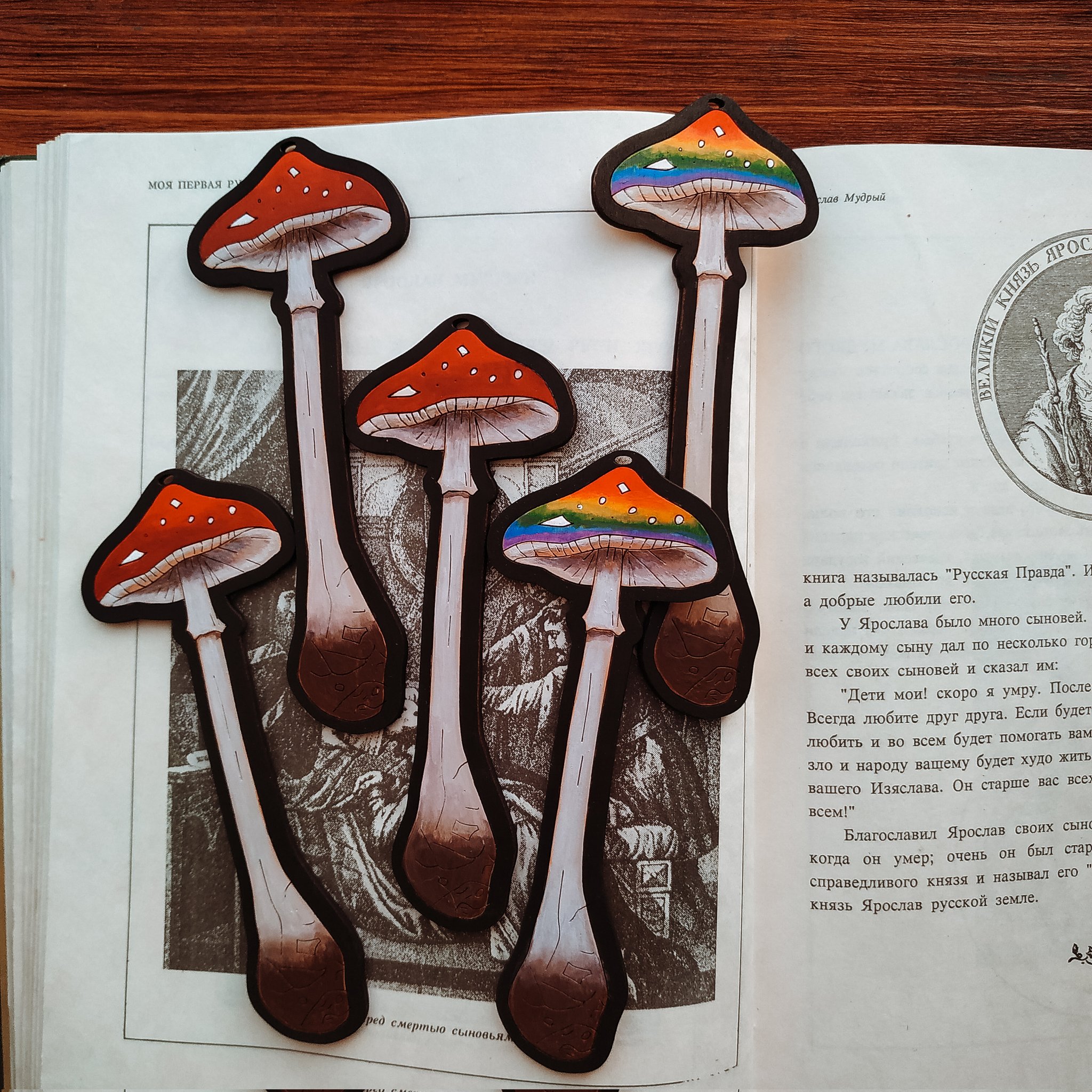 Sibberry on X: Mushroom bookmarks, Christmas ornaments, cute fluorescent  mushroom 🍄🌲🍄🌲🍄🌲🍄🌲🍄🌲🍄    / X